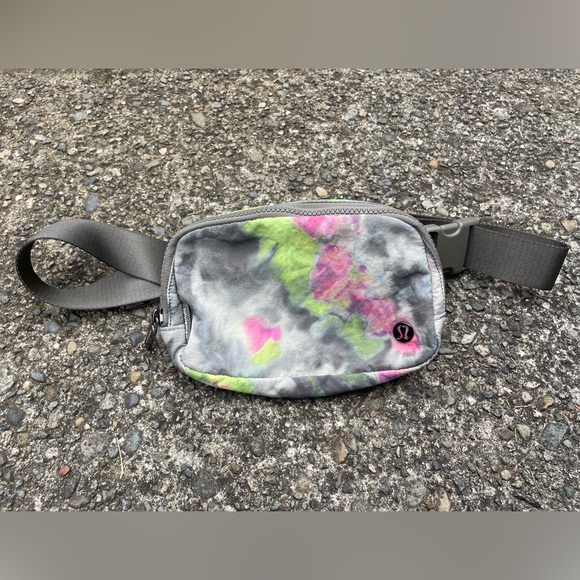 Lululemon Everywhere Belt Bag - Picture 6 of 10